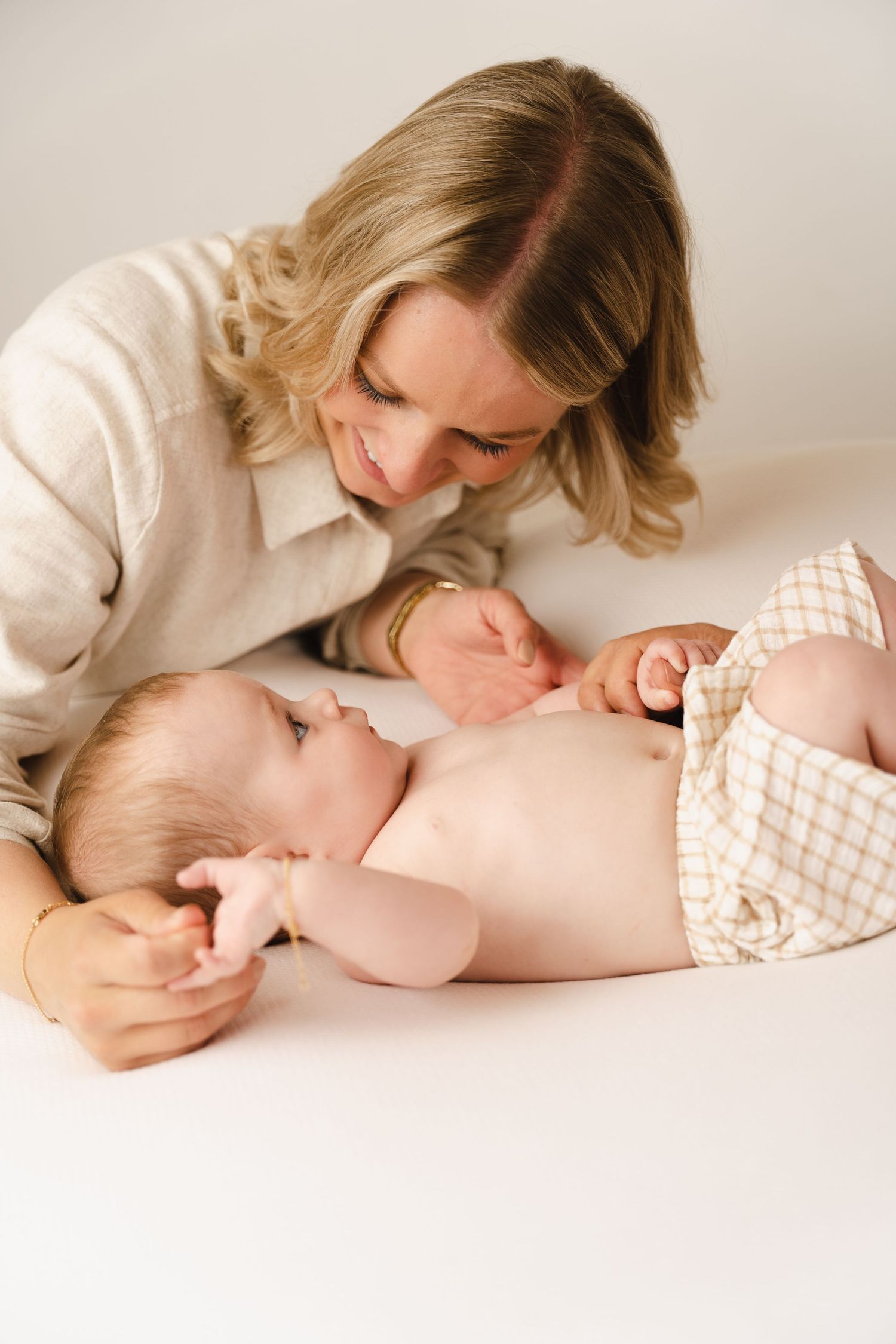 foto van mama en baby dochter in tijdloze studio in zandhoven