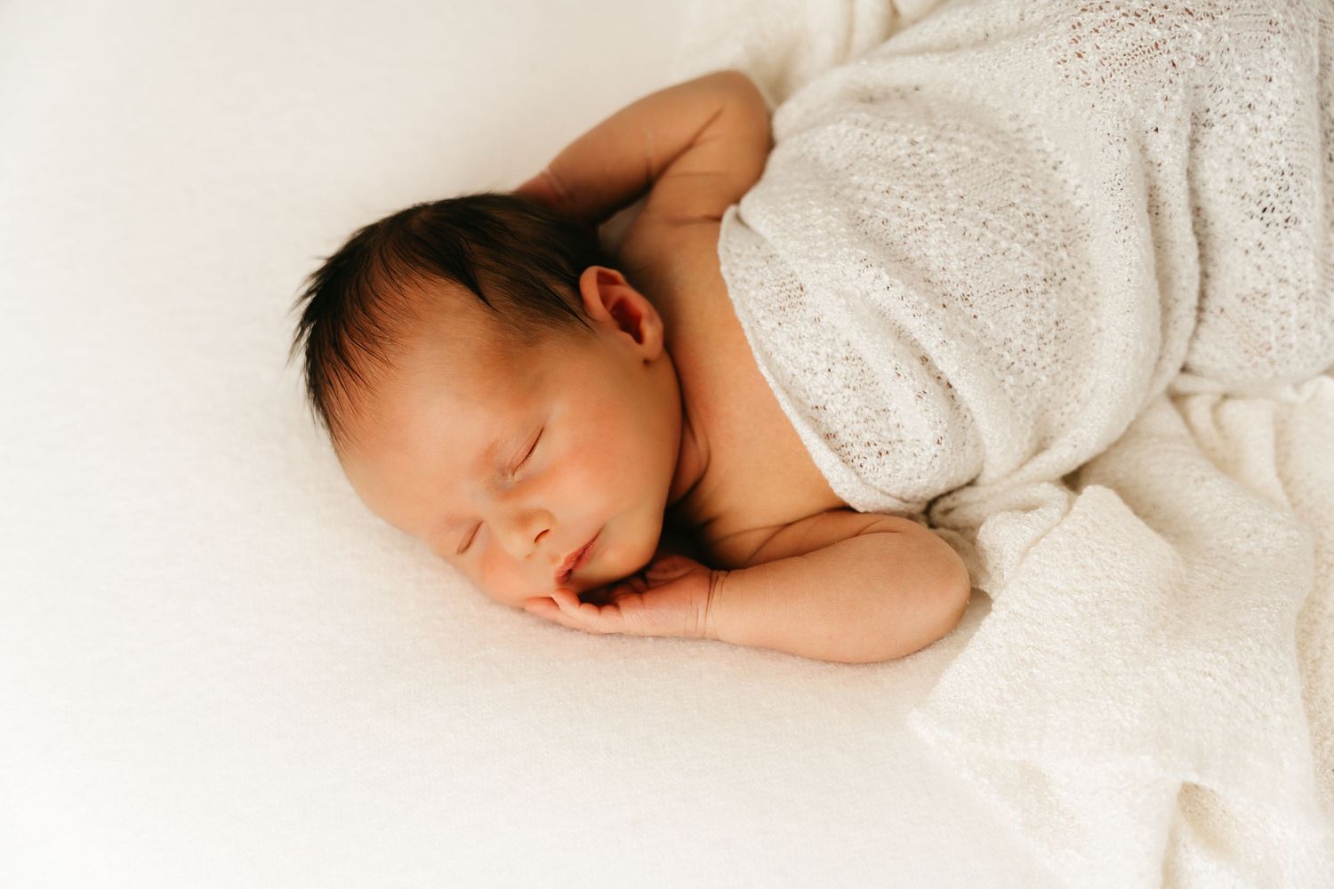 een foto van een slapende baby in een tijdloze setting tijdens een newborn reportage in studio in zandhoven