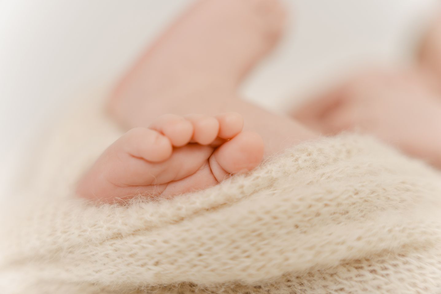 foto van mama met baby tijdens mama en ik of mommy and me sessie photoshoot in studio in zandhoven
