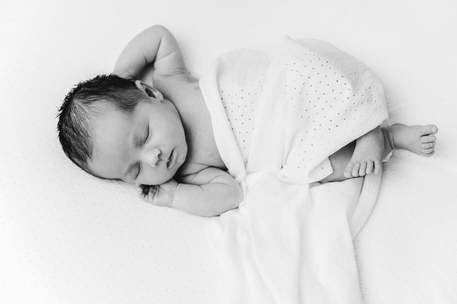 een foto van een slapende baby in een tijdloze setting tijdens een newborn reportage in studio in zandhoven
