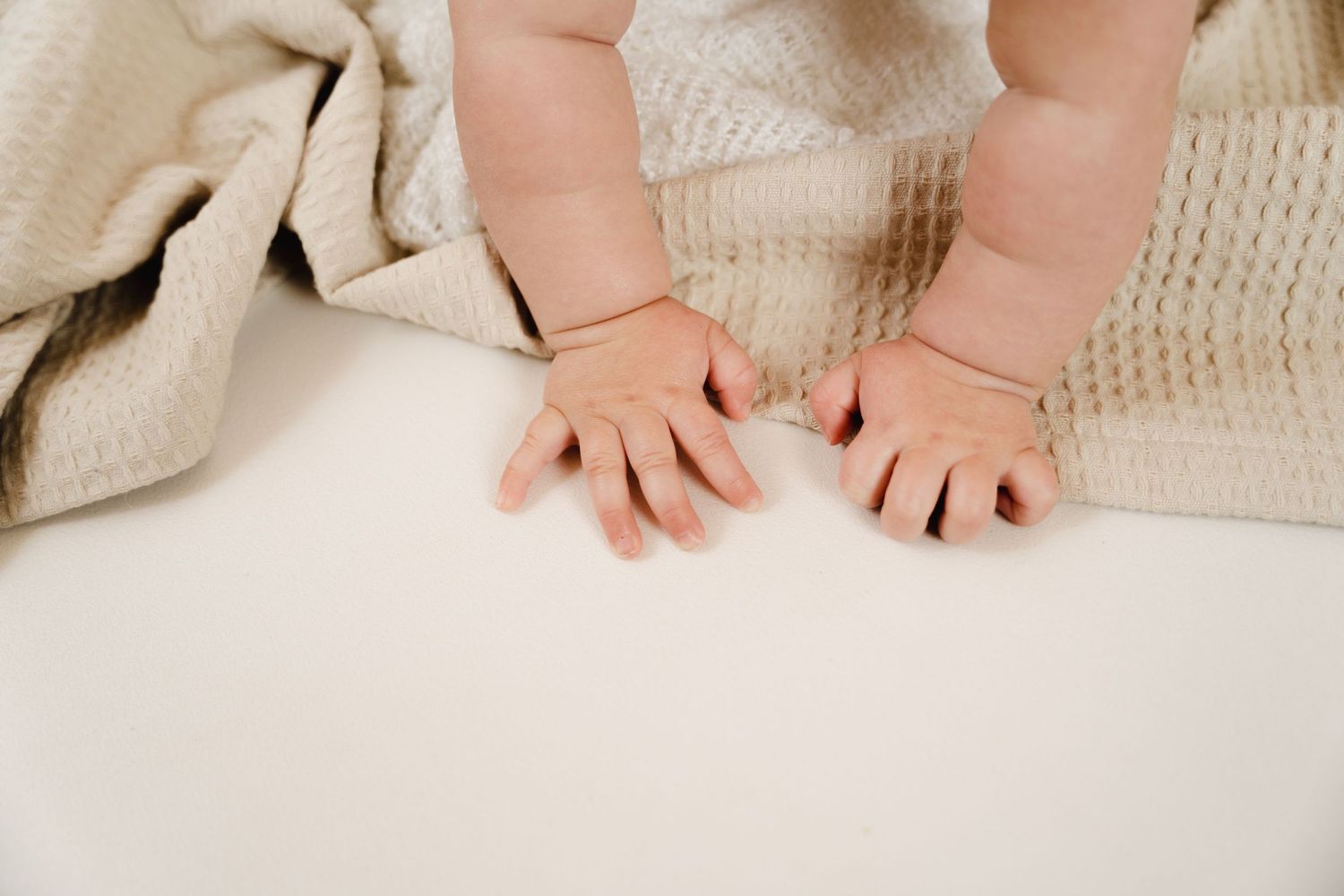 foto van handjes van baby tijdens fotoreportage in fotostudio in zandhoven