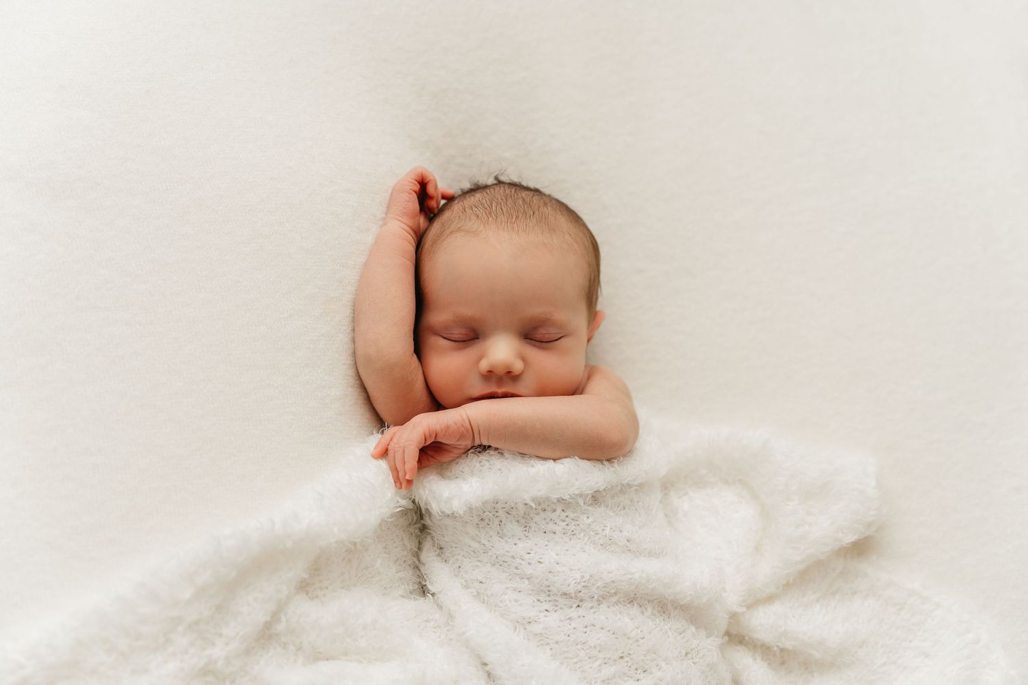 een foto van een slapende baby in een tijdloze setting tijdens een newborn reportage in studio in zandhoven