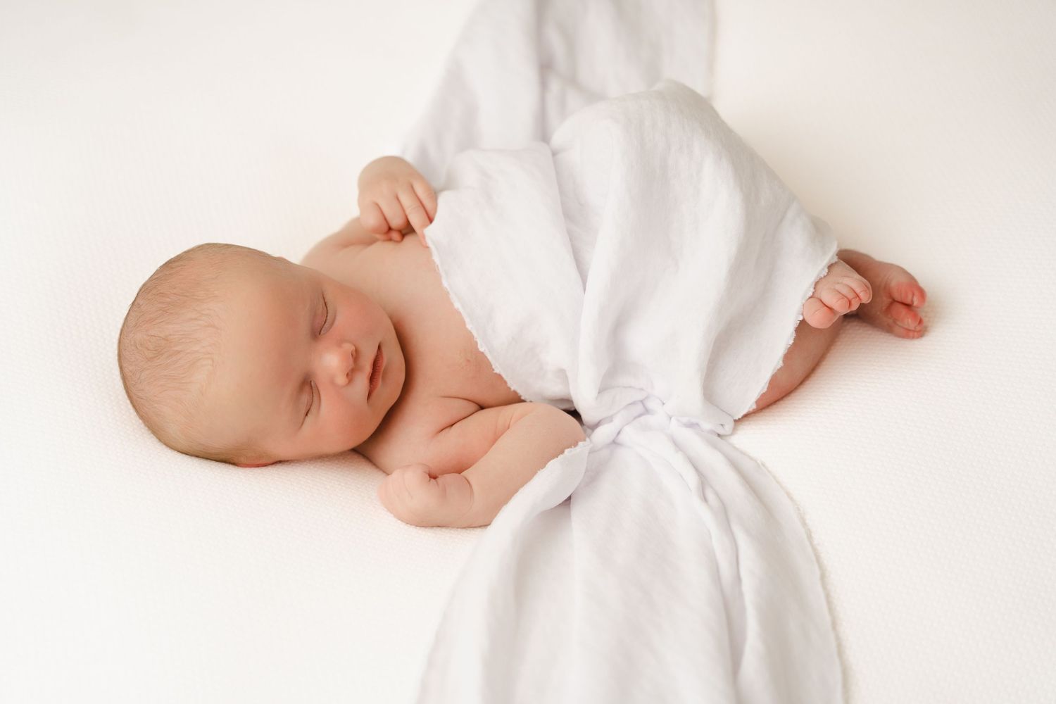 foto van newborn baby in neutrale setting in zandhoven