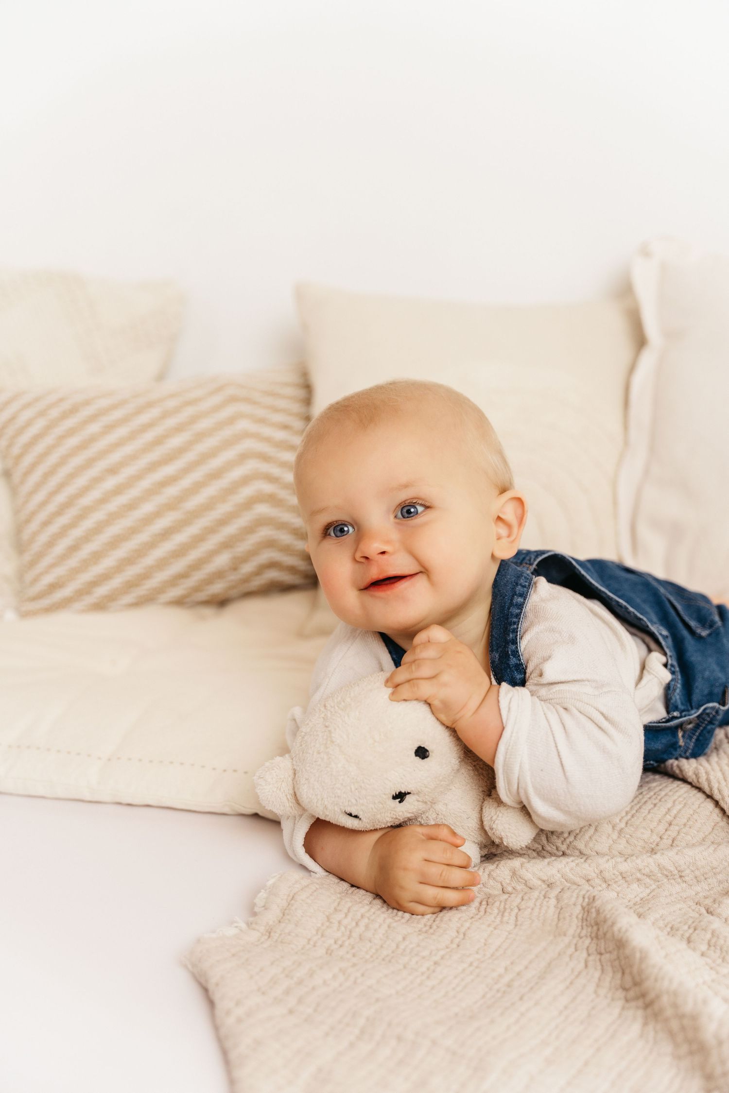 foto van baby tijdens babyshoot of bittersessie in zandhoven