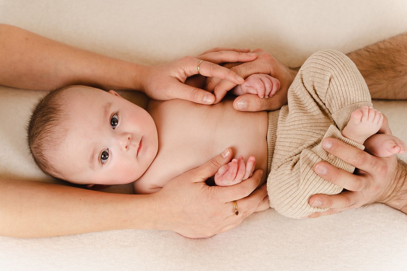 foto van baby tijdens babyreportage in zandhoven