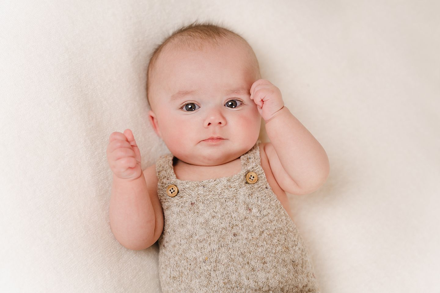 foto van een baby tijdens een babyfotografie babyreportage in Antwerpen