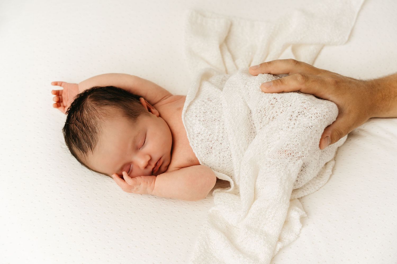 een foto van een slapende baby in een tijdloze setting tijdens een newborn reportage in studio in zandhoven