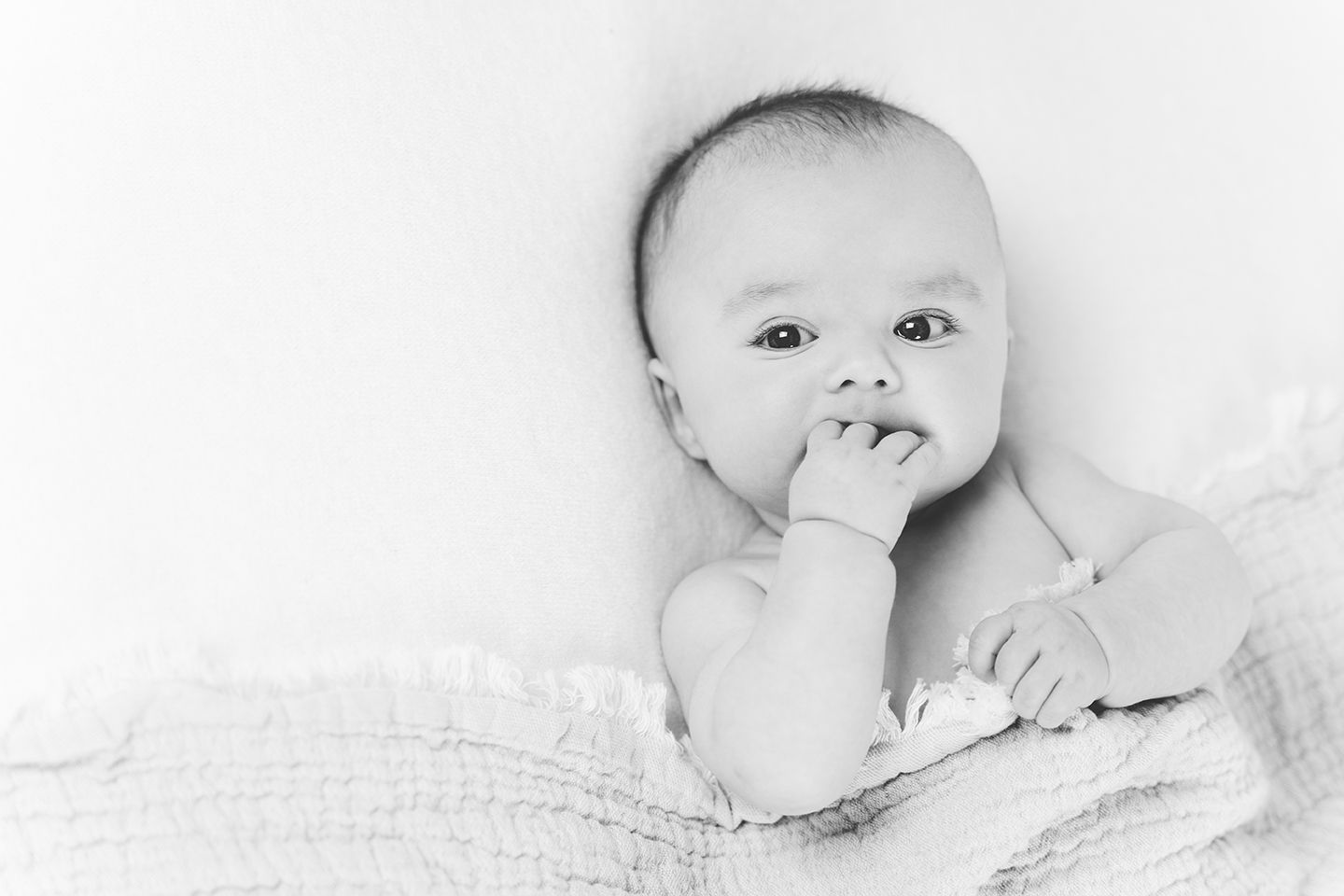foto van een baby tijdens een babyreportage in studio in zandhoven