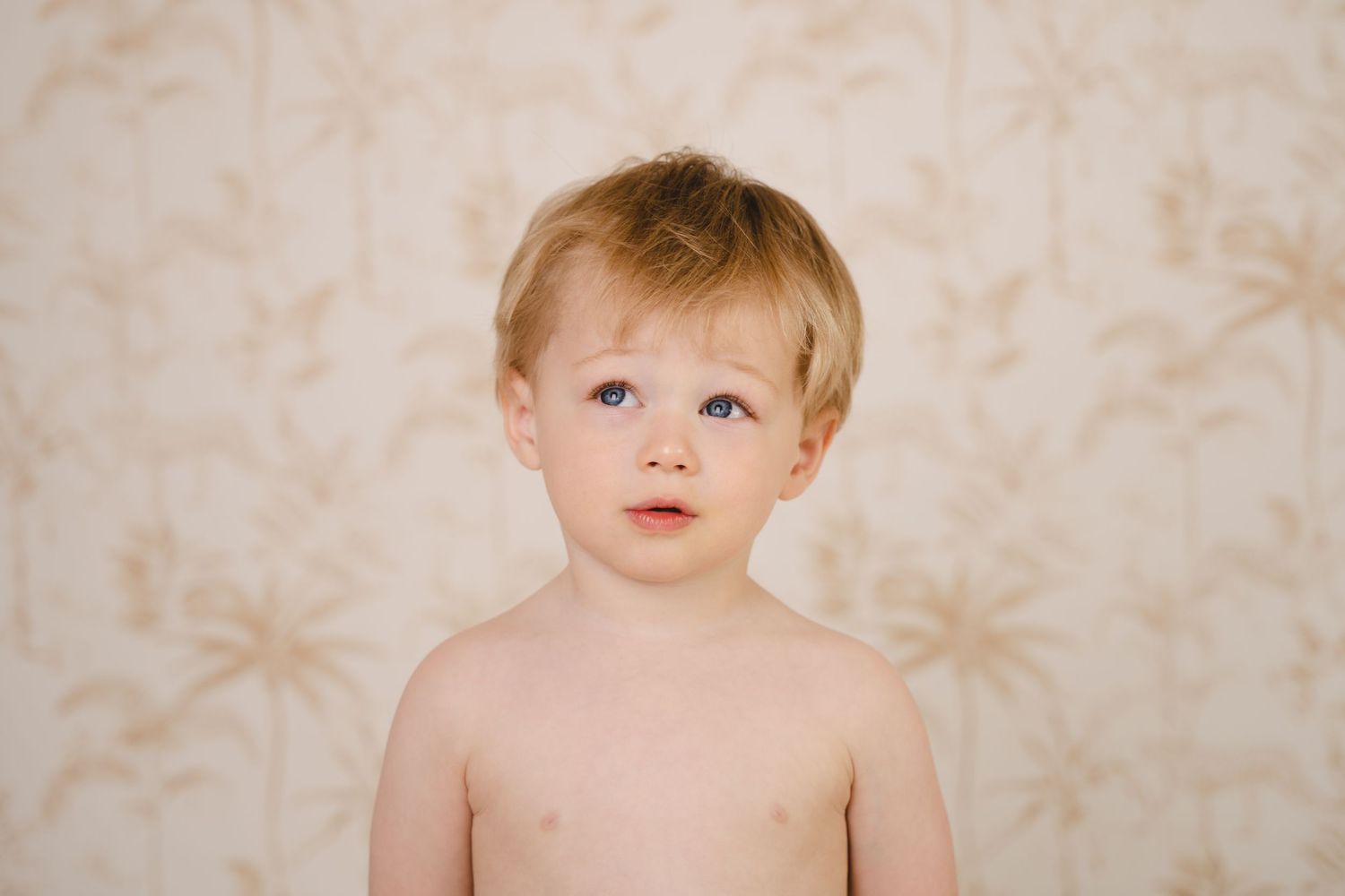 guitig kinderportret in beige kleuren in studio in Zandhoven