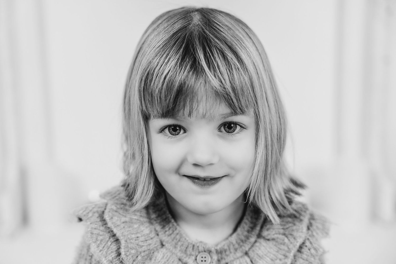 spontane foto van kind in studio in zandhoven zwart wit portret kind