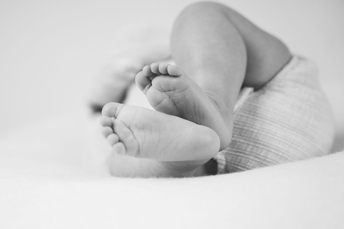 foto van baby details tijdens babyshoot  in Antwerpen