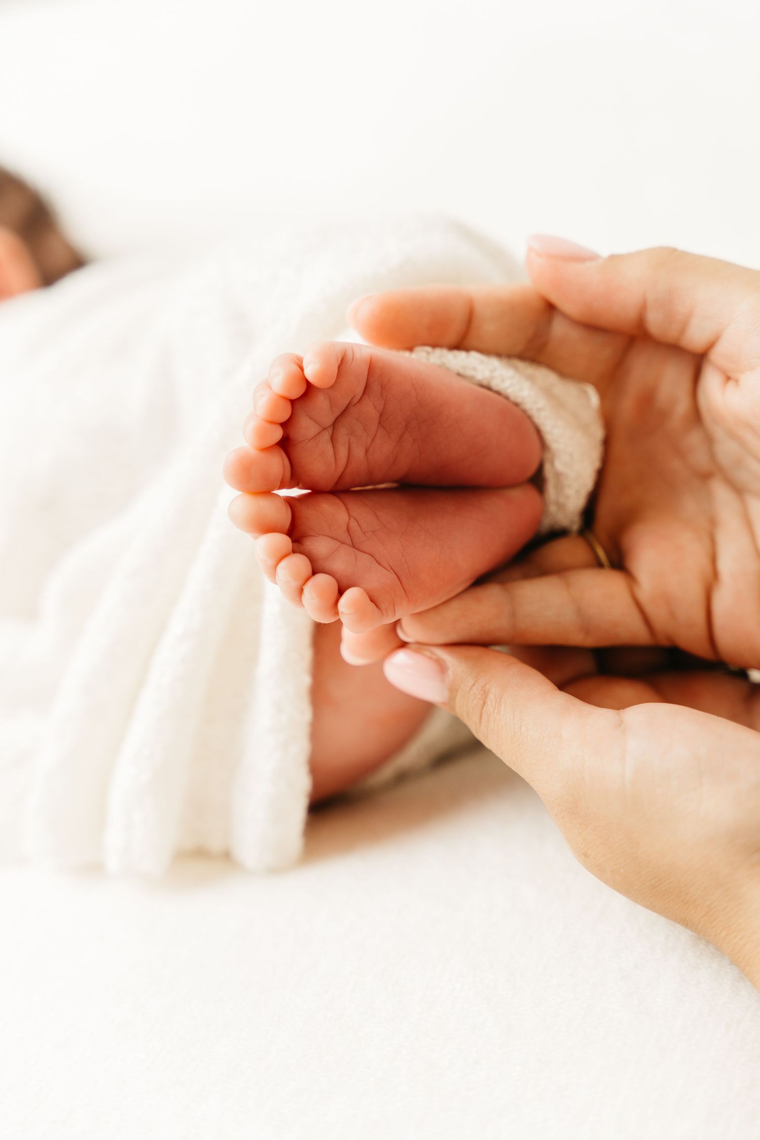 foto van kleine babyvoetjes tijdens Newborn photoshoot in studio in Antwerpen