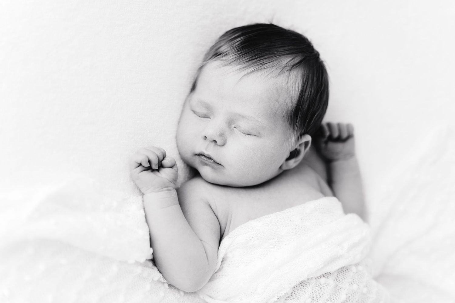 Slapende newborn baby tijdens professionele newborn fotoshoot in Zandhoven