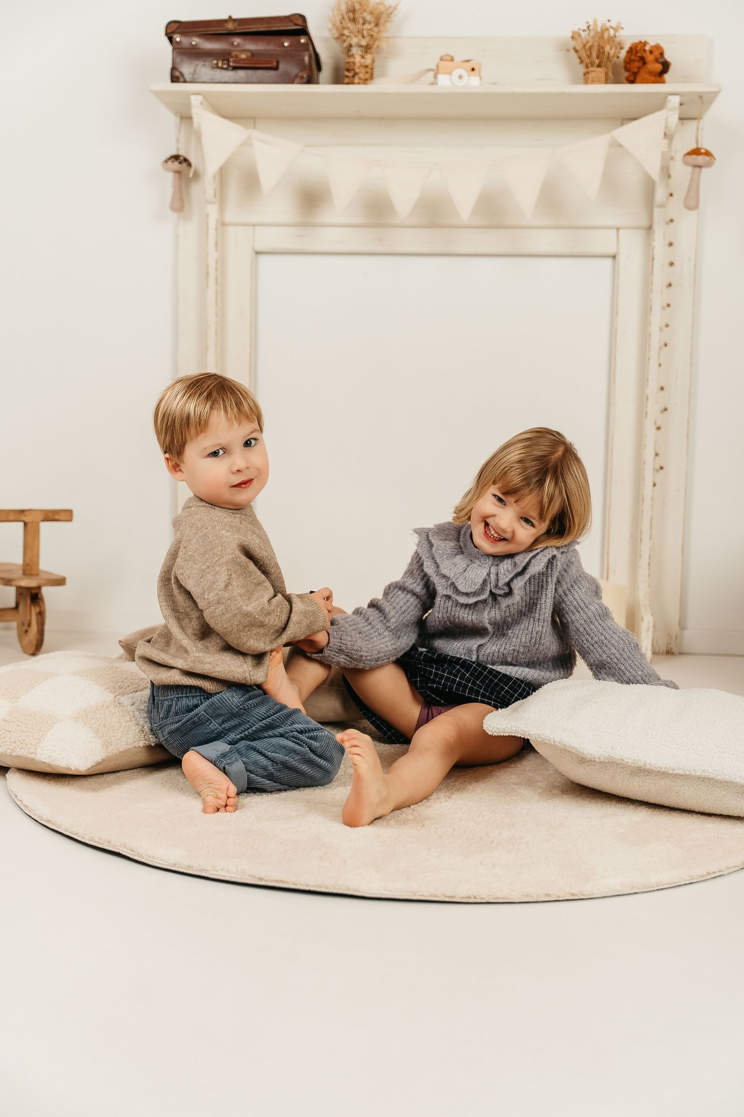 spelende kinderen tijdens fotoreportage in fotostudio in Antwerpen
