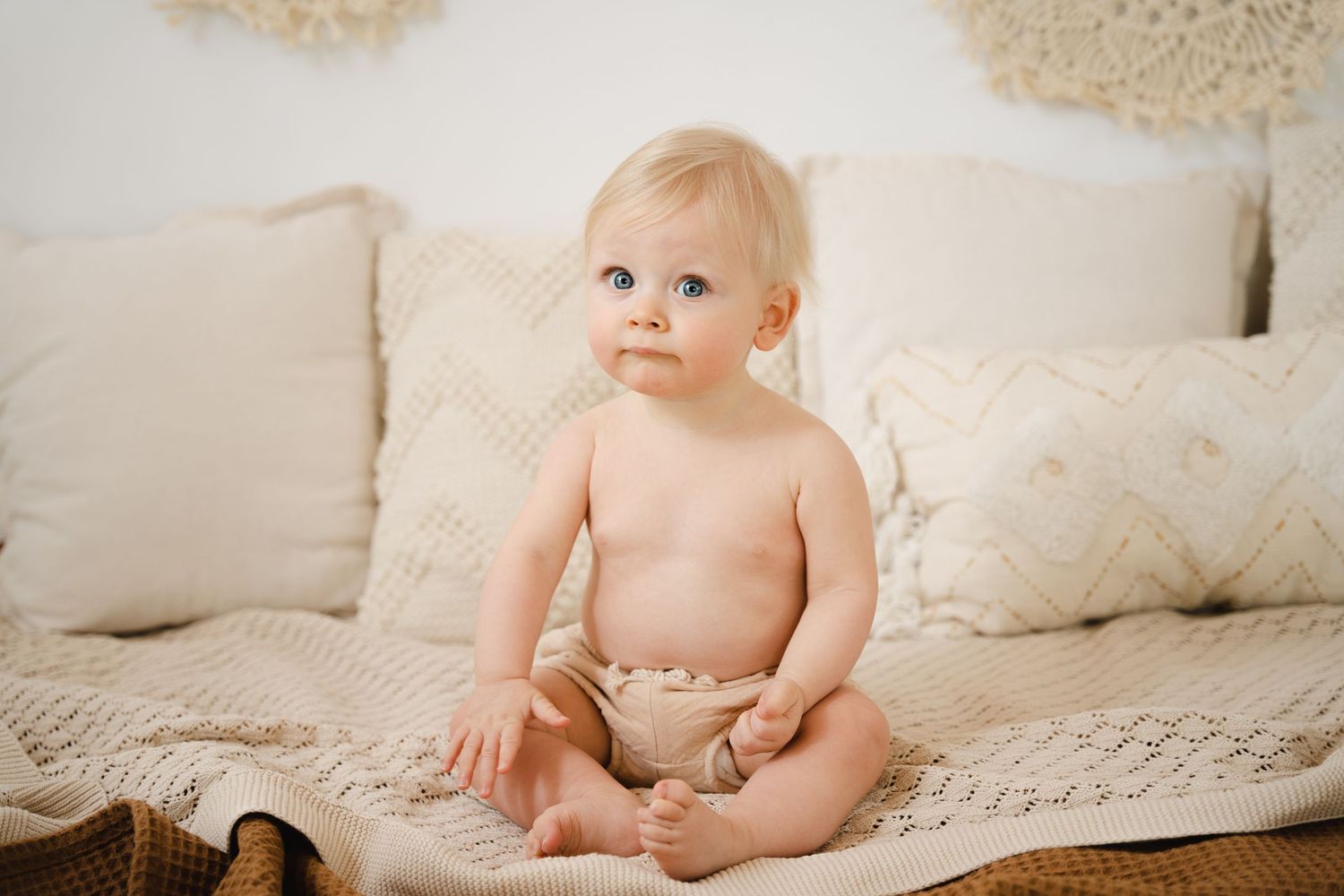 foto van vrolijke baby die net kan zitten tijdens fotoshoot in fotostudio in zandhoven