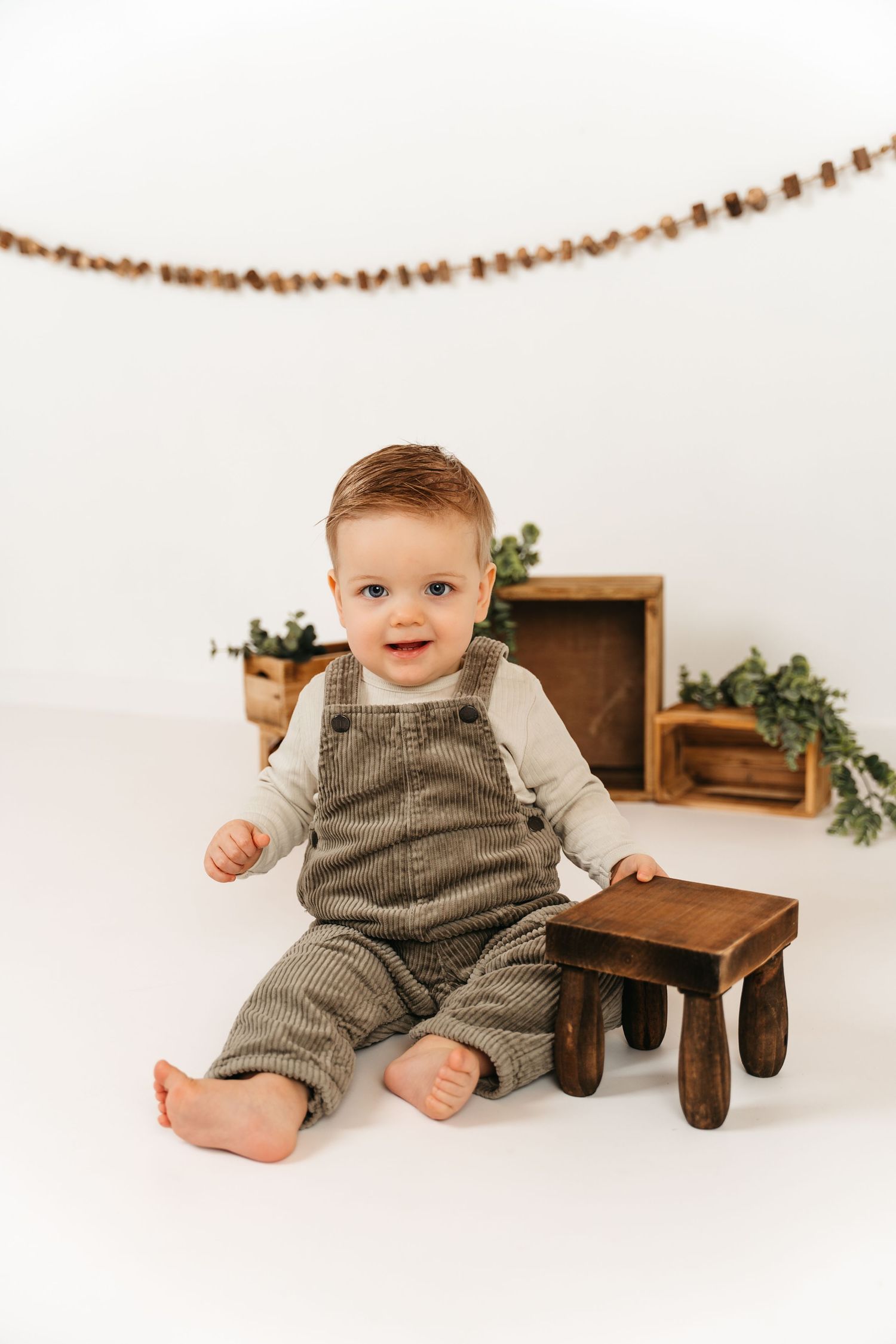 foto van kindje van 1 jaar tijdens een cakesmashreportage in studio in zandhoven