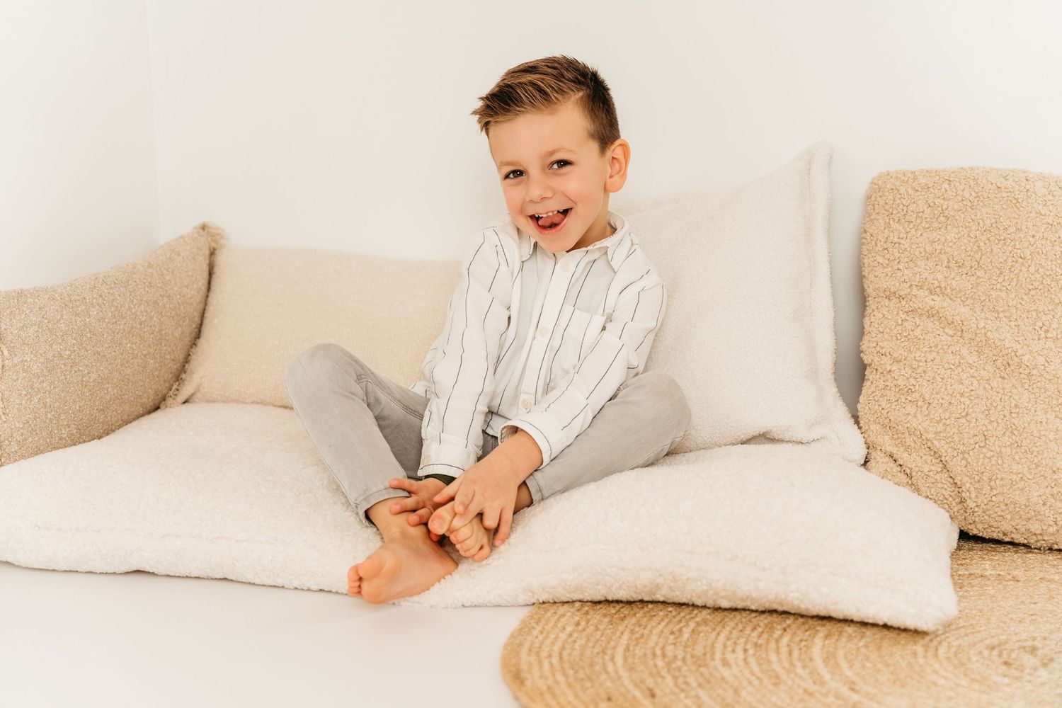 spontane foto van jongen tijdens een kidsshoot in zandhoven