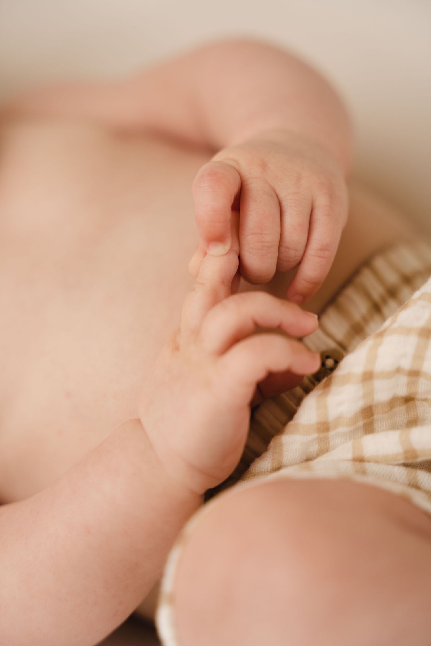foto van mama met baby tijdens mama en ik of mommy and me sessie photoshoot in studio in zandhoven