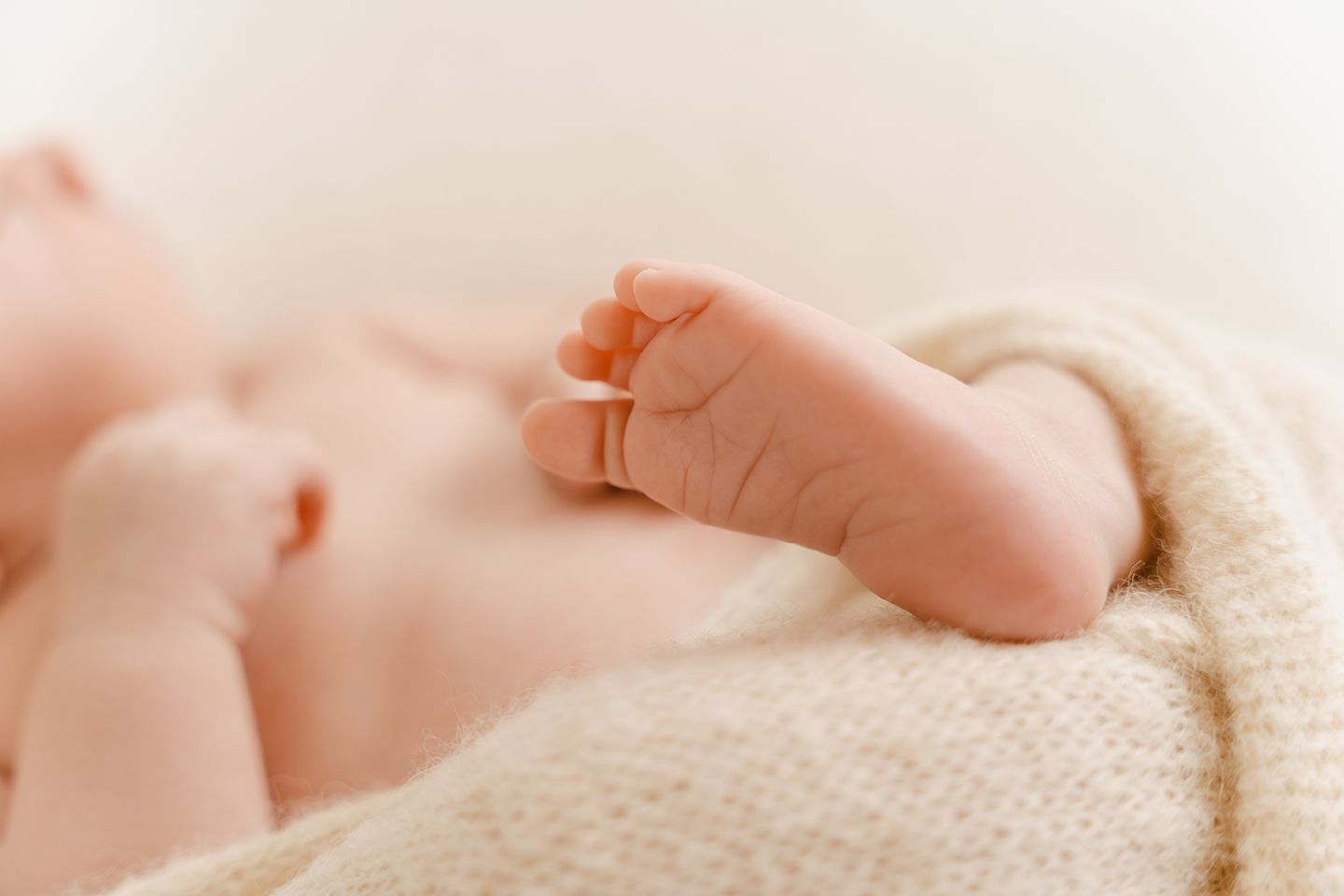 foto van een baby voetje tijdens een babyshoot in studio in zandhoven