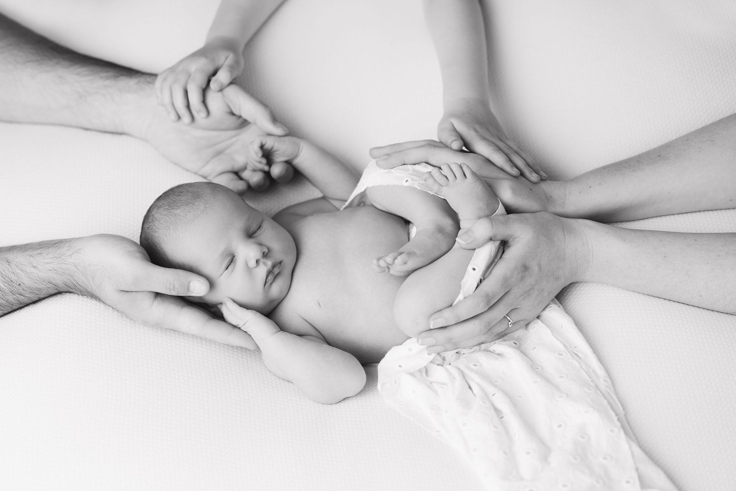 foto van een newborn baby met gezin in zandhoven