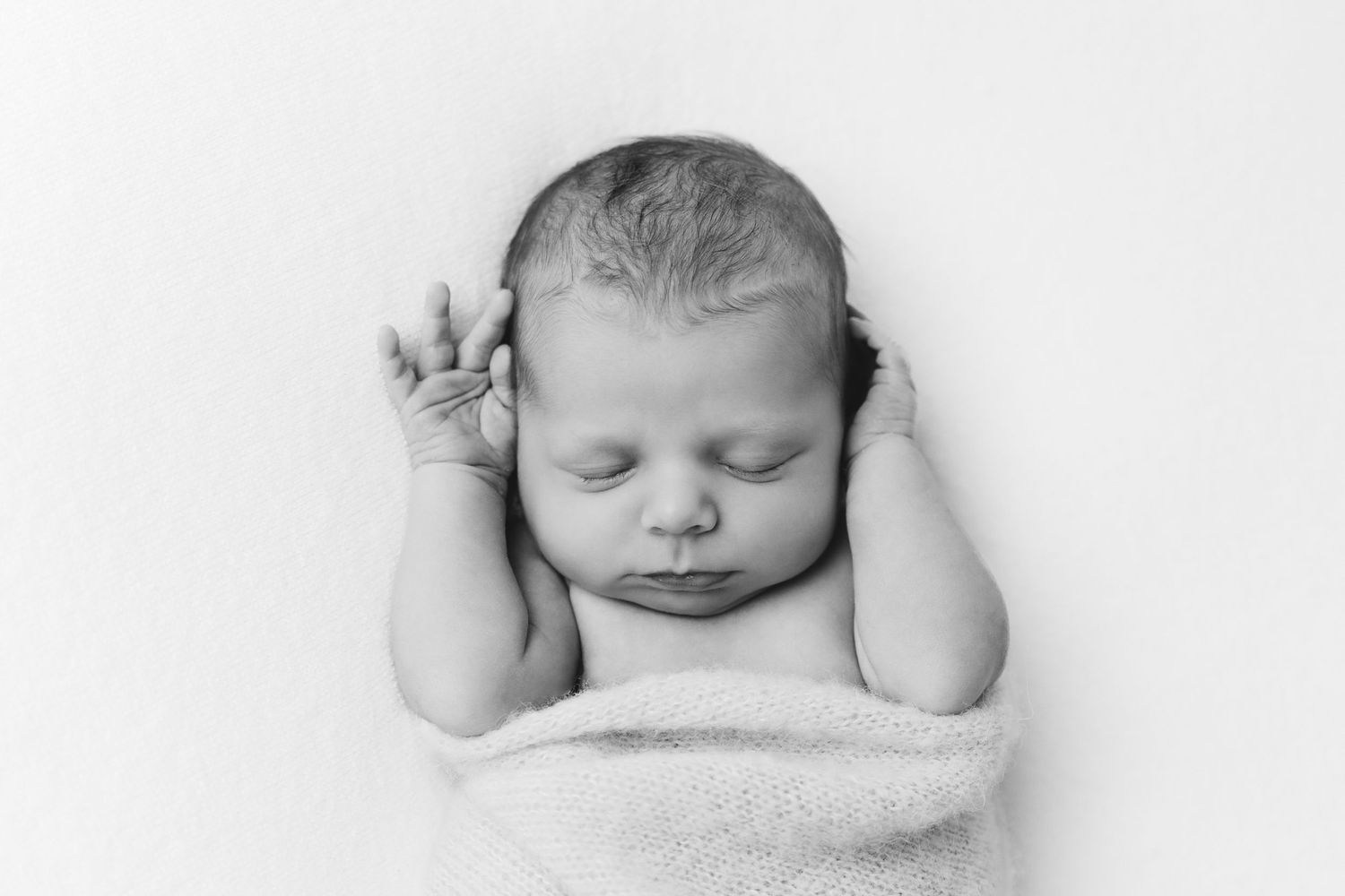 Slapende newborn baby tijdens professionele newborn fotoshoot