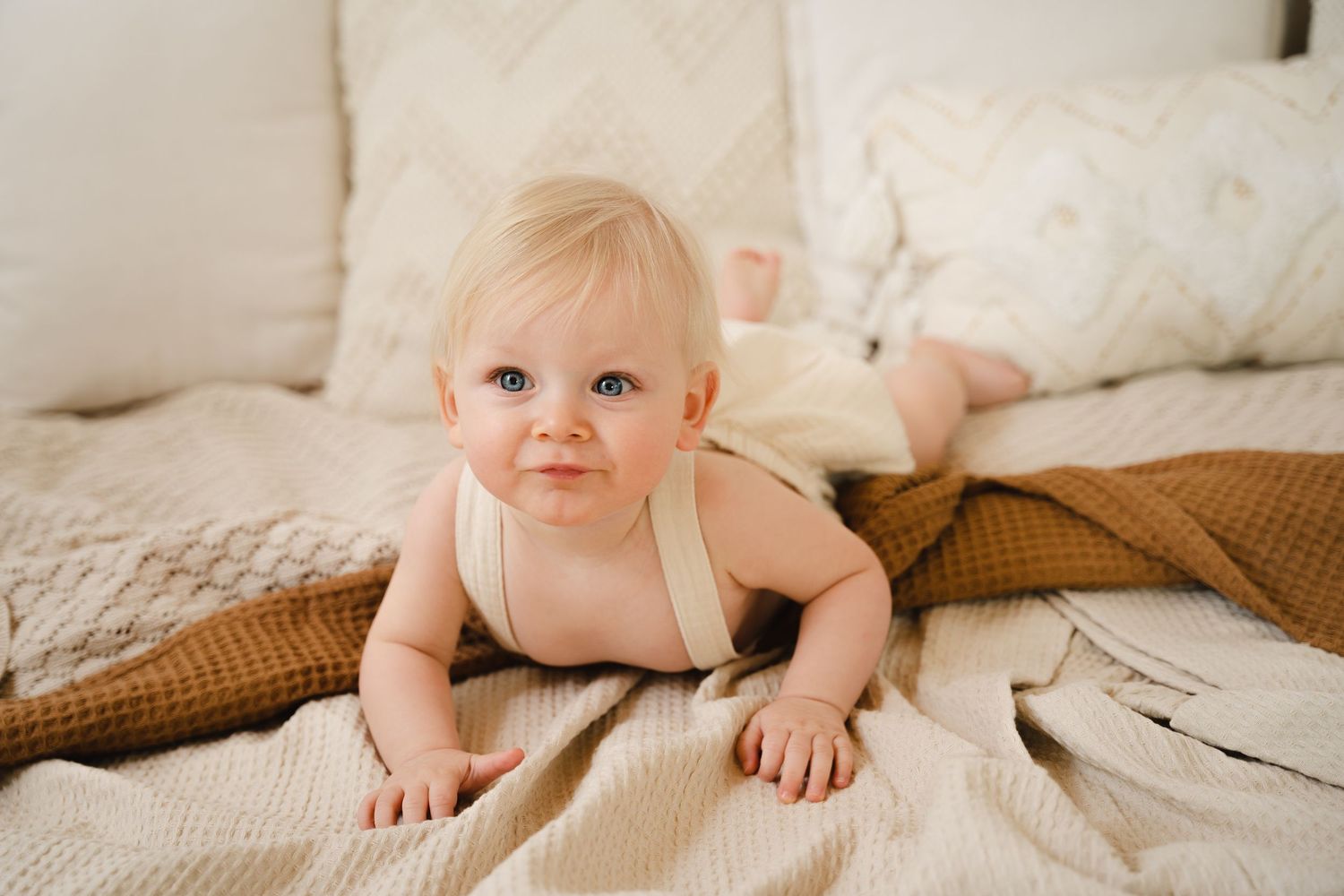 foto van vrolijke baby die net kan zitten tijdens baby photoshoot in fotostudio in zandhoven