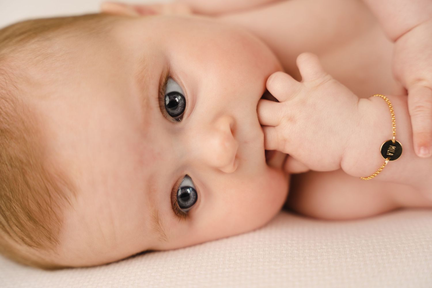 foto van mama met baby tijdens mama en ik of mommy and me sessie photoshoot in studio in zandhoven
