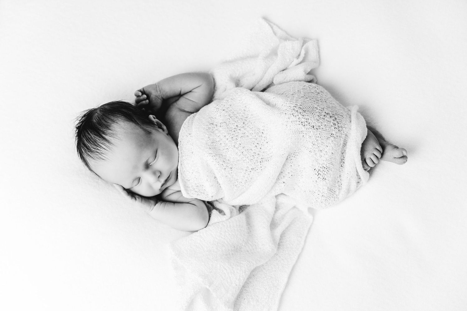 een foto van een slapende baby in een tijdloze setting tijdens een newborn reportage in studio in zandhoven