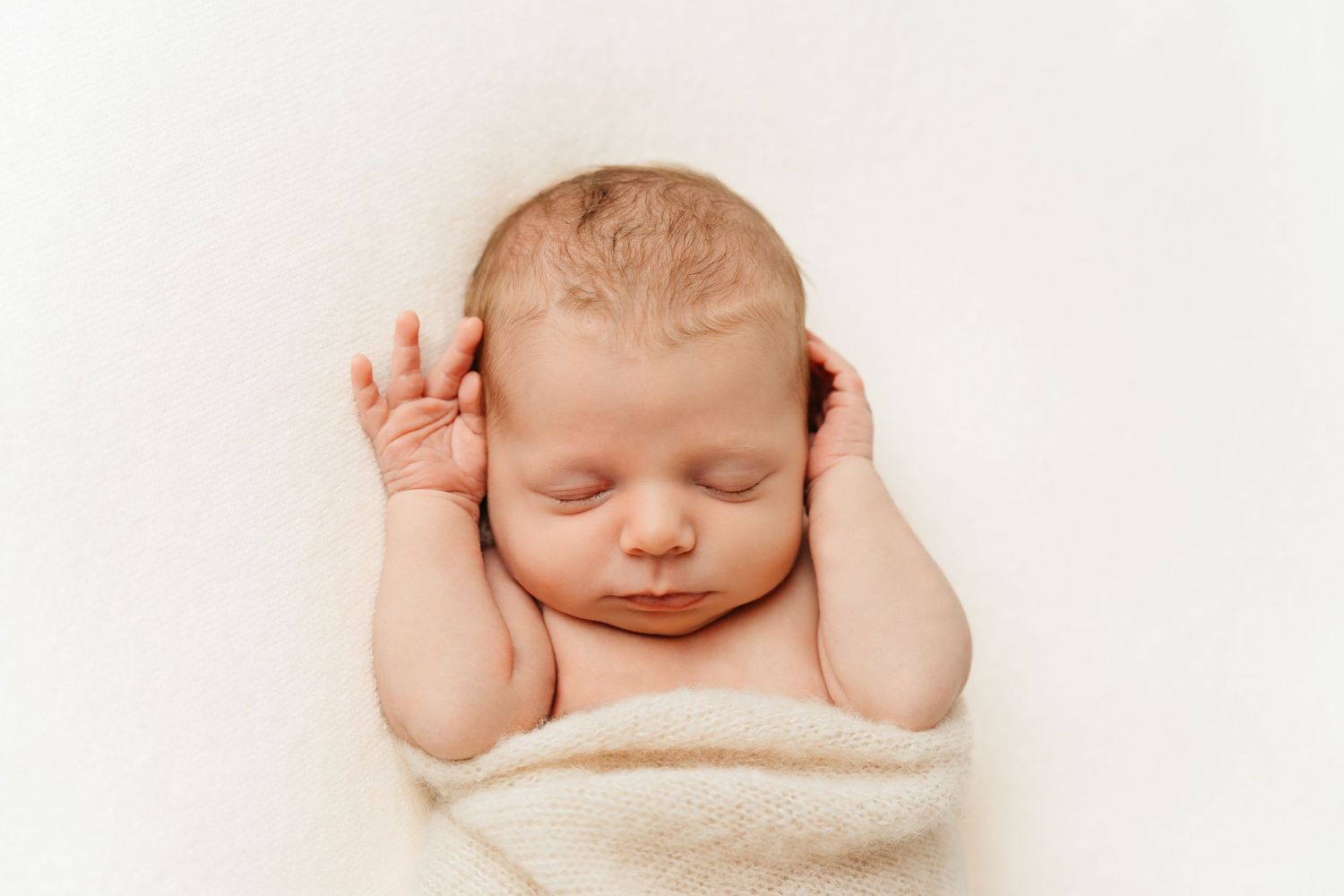 foto van newborn baby in een neutrale setting in fotostudio in zandhoven
