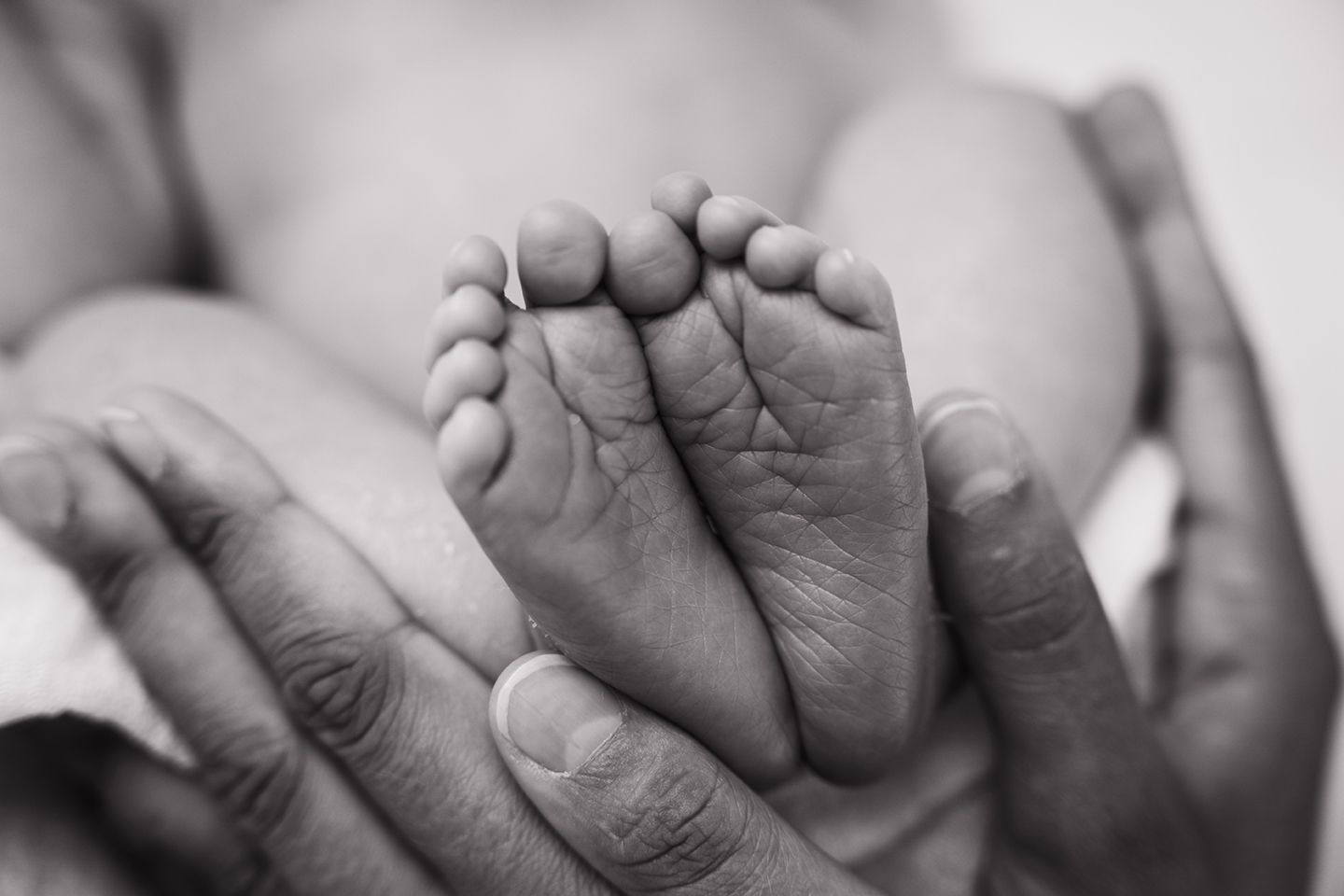 detail foto van voetjes van een newbornbaby tijdens een fotosessie in studio in zandhoven