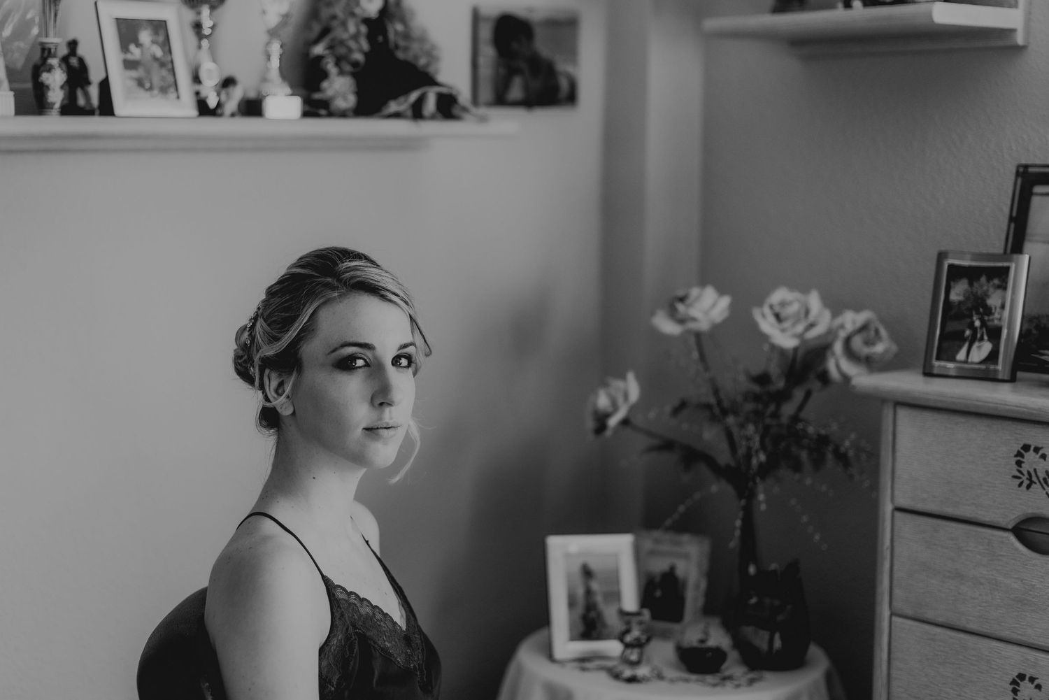 Novia sentada durante preparativos – fotografía de bodas Madrid