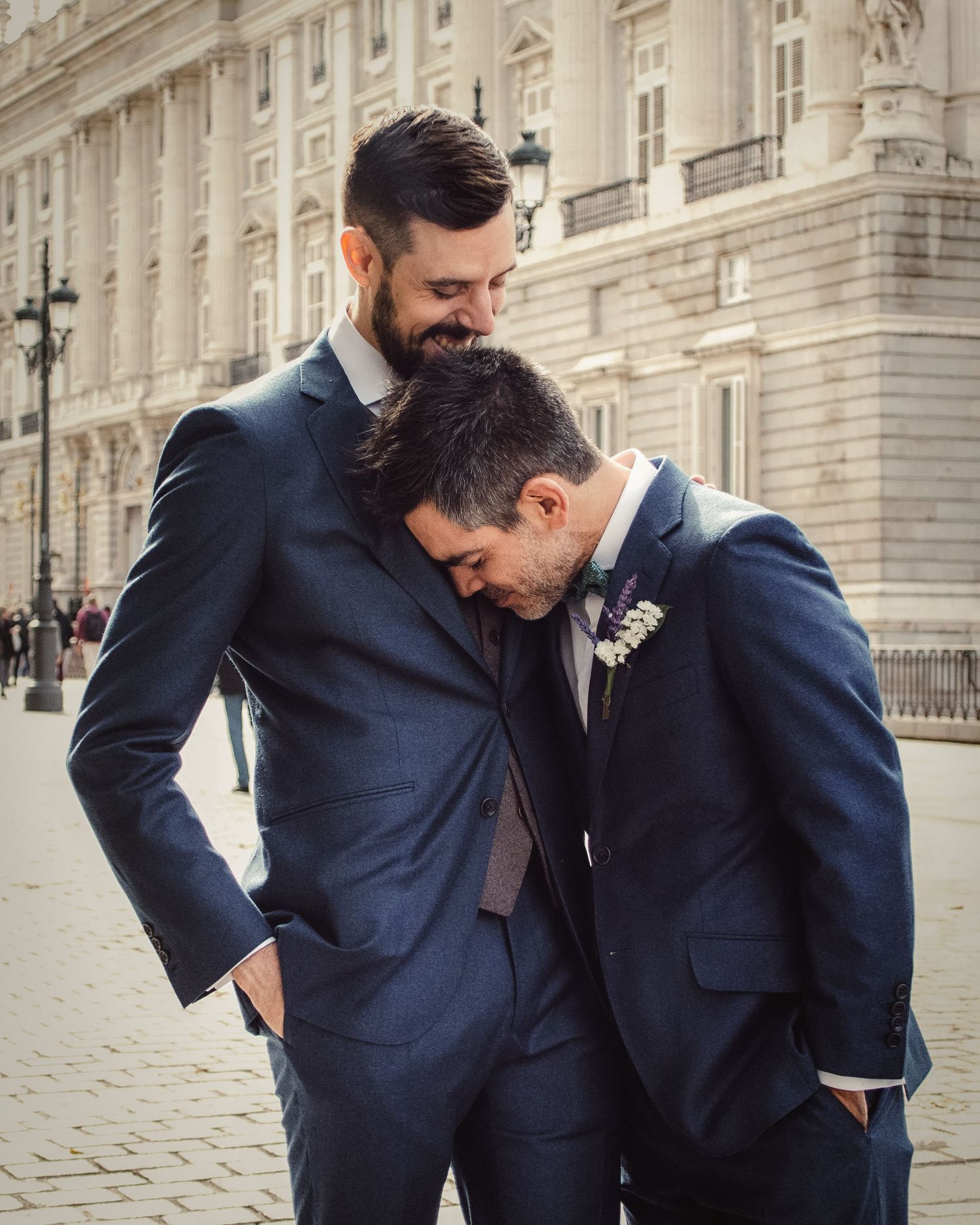 Pareja de novios elegante en exteriores – fotógrafo de bodas Madrid