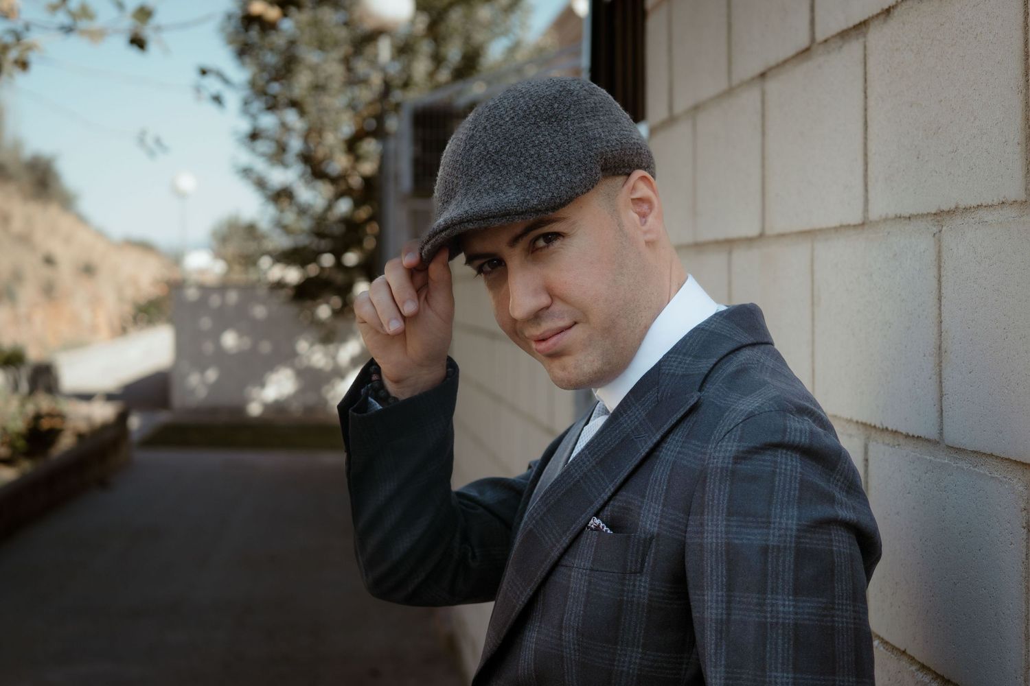 Retrato de novio con gorra clásica durante preparativos – fotógrafo de bodas Madrid