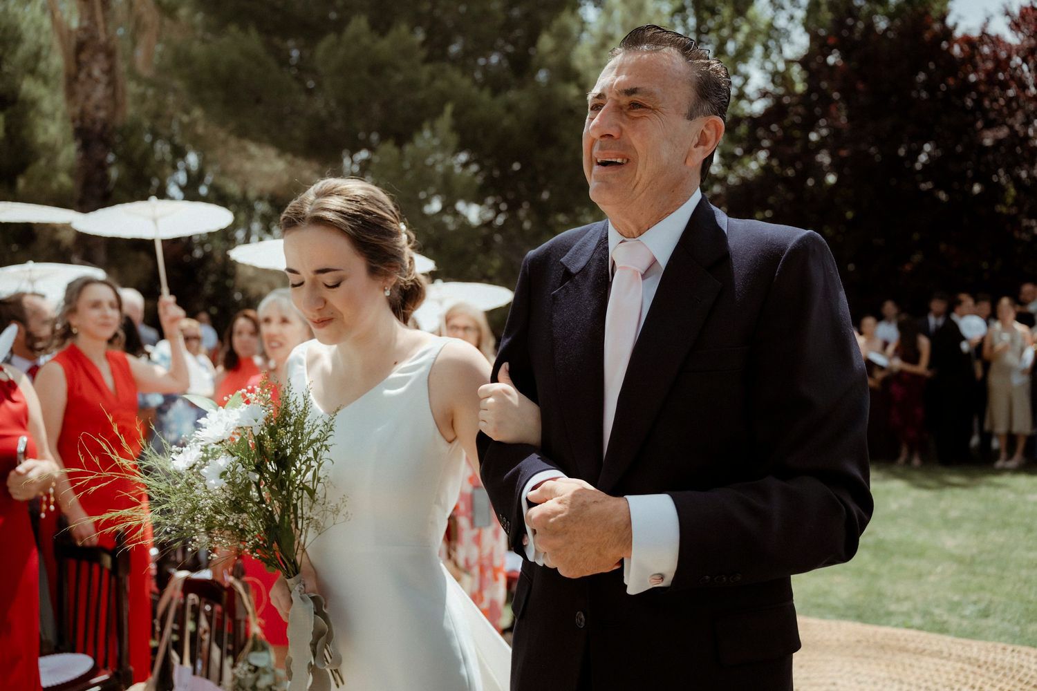 Entrada de la novia acompañada de su padre en ceremonia – fotografía de bodas Madrid