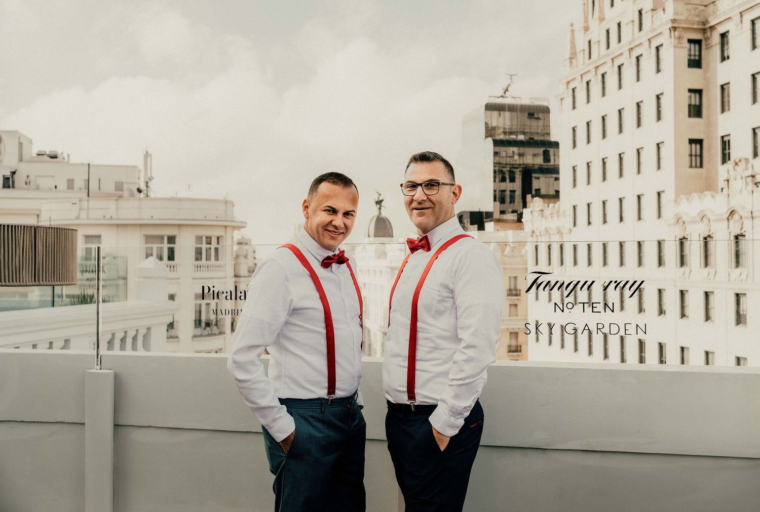 Retrato de novios en azotea – fotografía de bodas Madrid