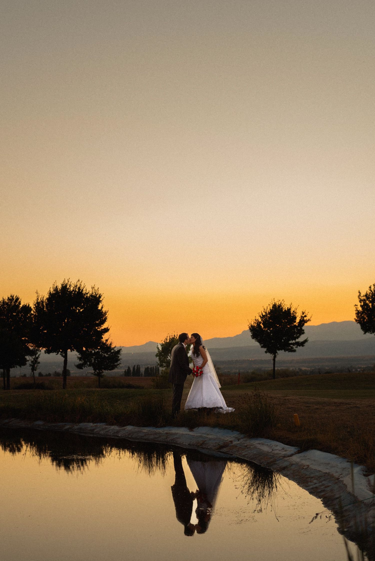 Paisaje al atardecer con pareja de novios – fotografía de bodas Madrid