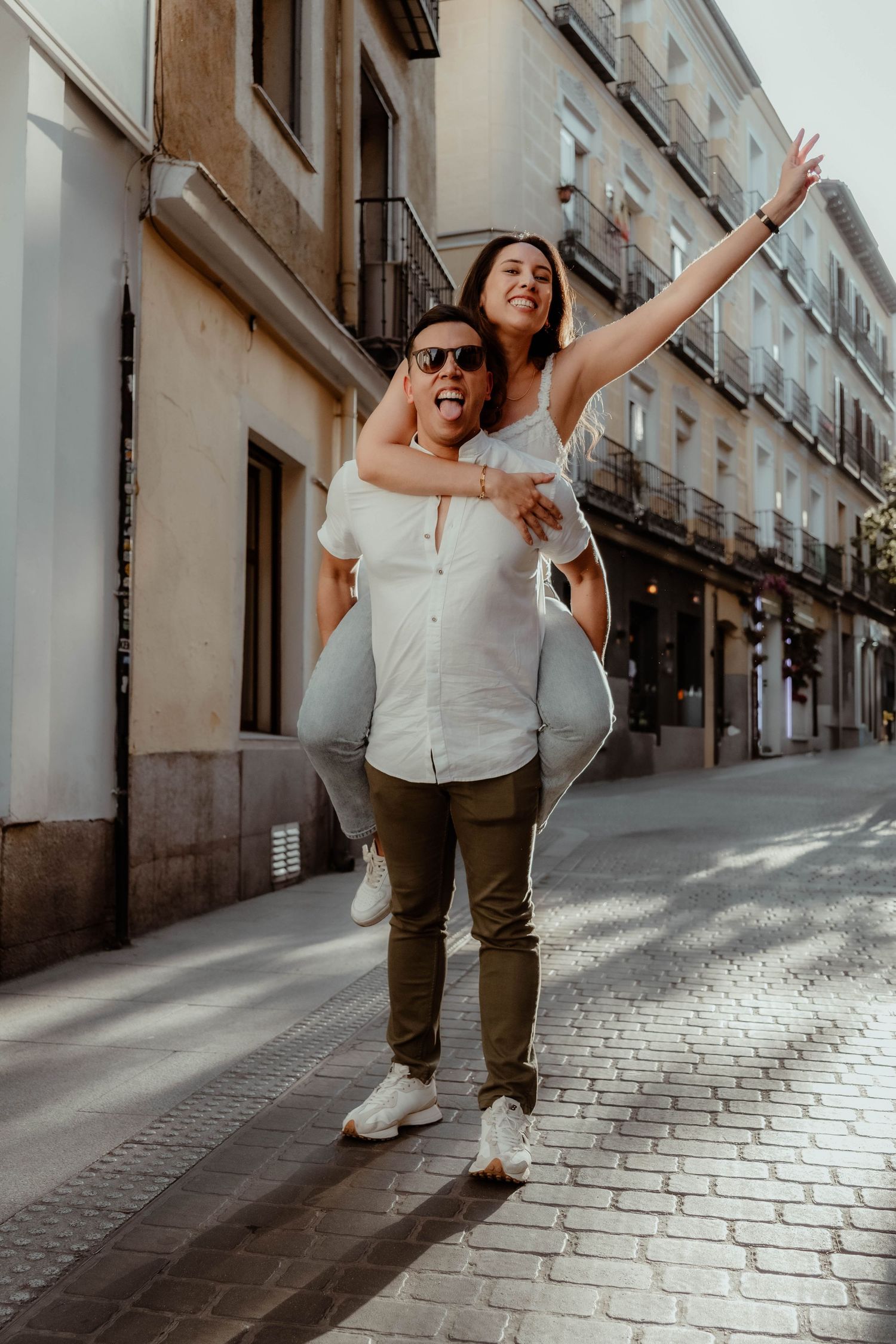 Novia caminando por calle de Madrid – fotógrafo de bodas Madrid