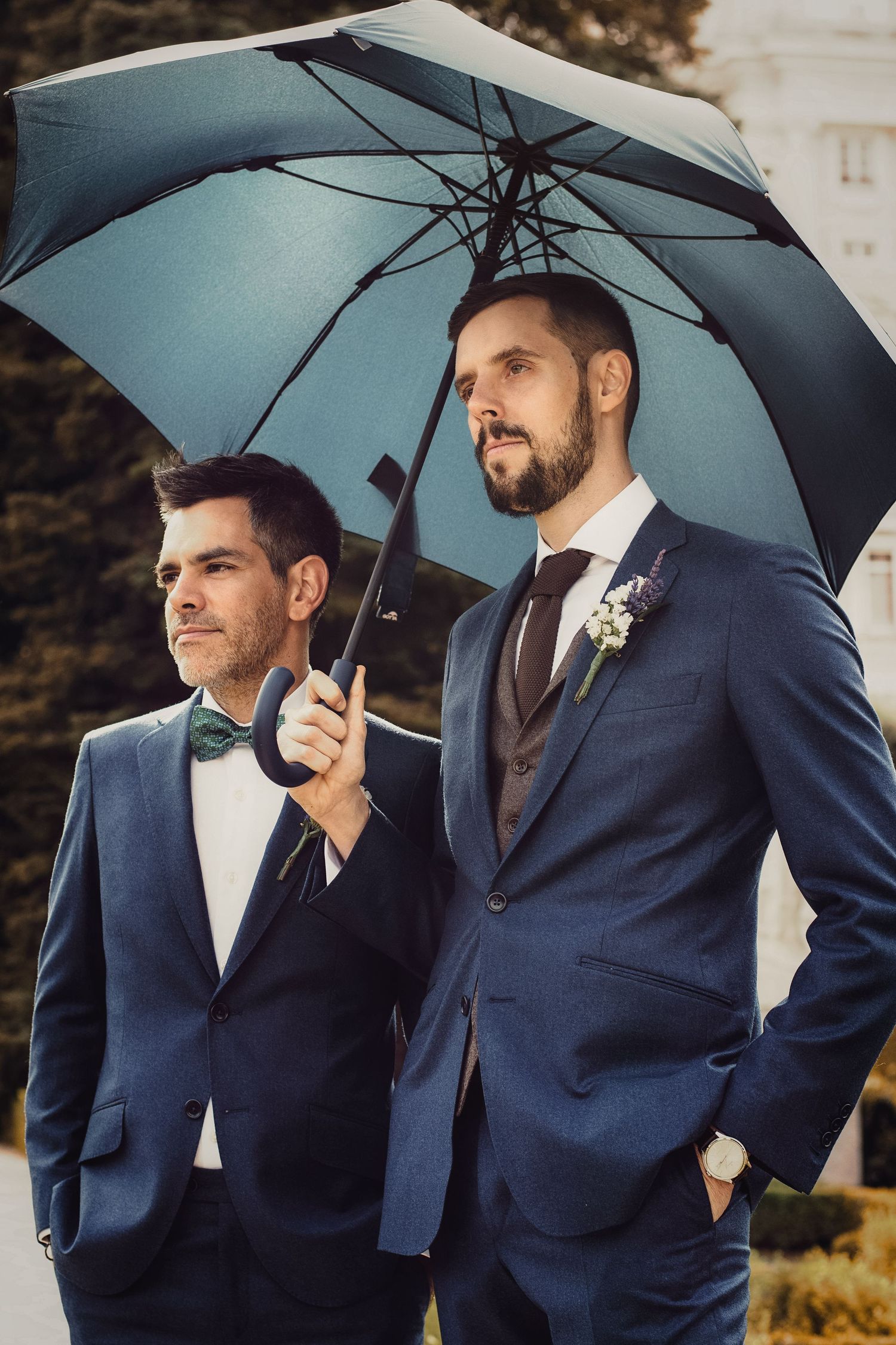 Retrato de novios bajo paraguas – fotografía de bodas Madrid
