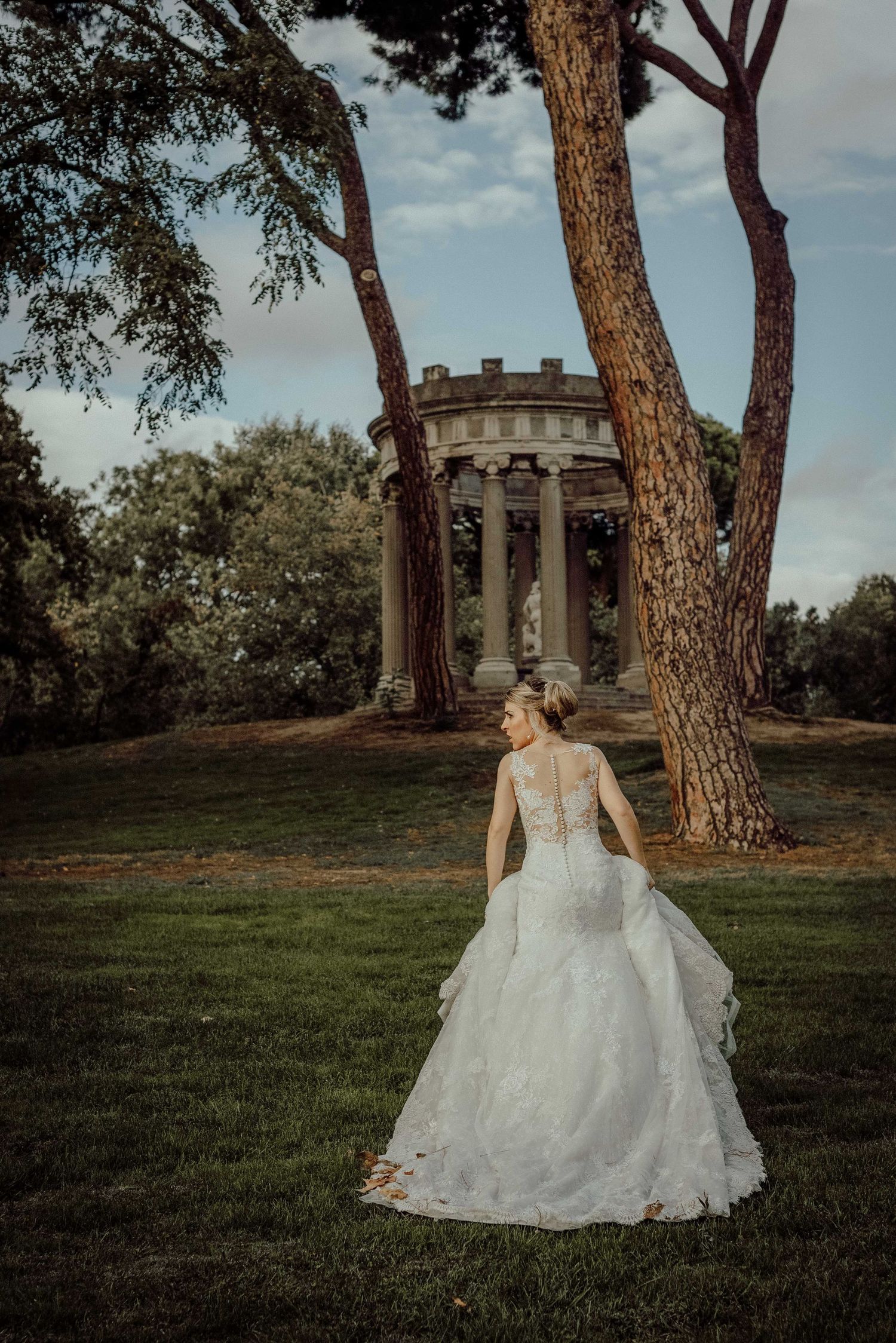 Novia caminando entre árboles – fotógrafo de bodas Madrid