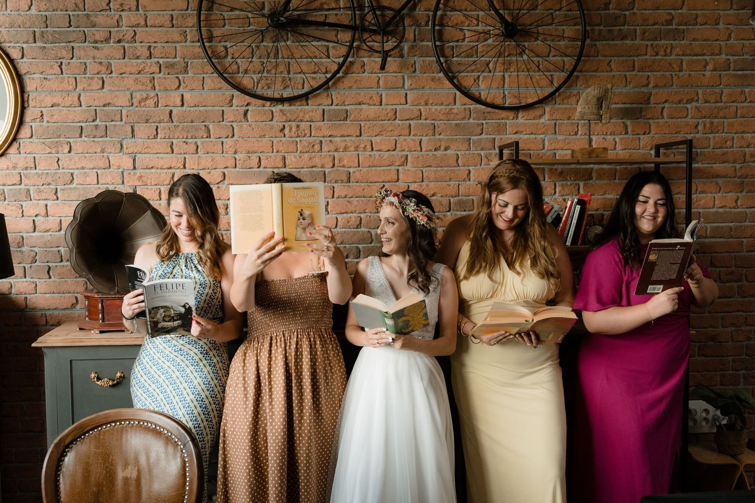 Grupo de damas de honor durante preparativos – fotógrafo de bodas Madrid