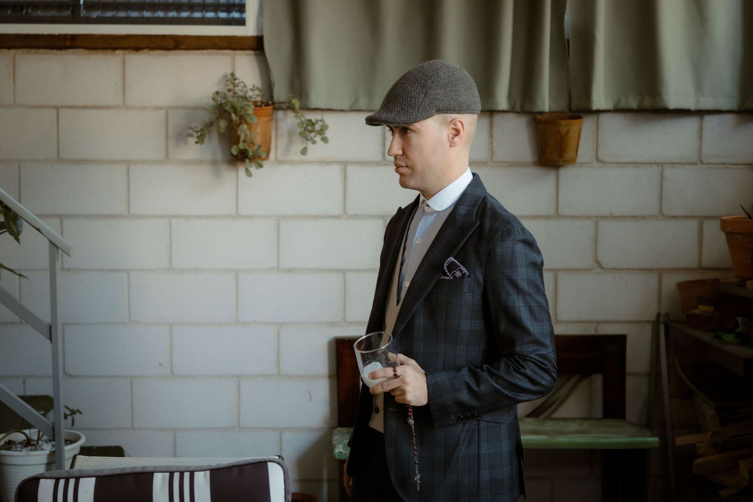 Retrato de novio con gorra durante preparativos – fotógrafo de bodas Madrid