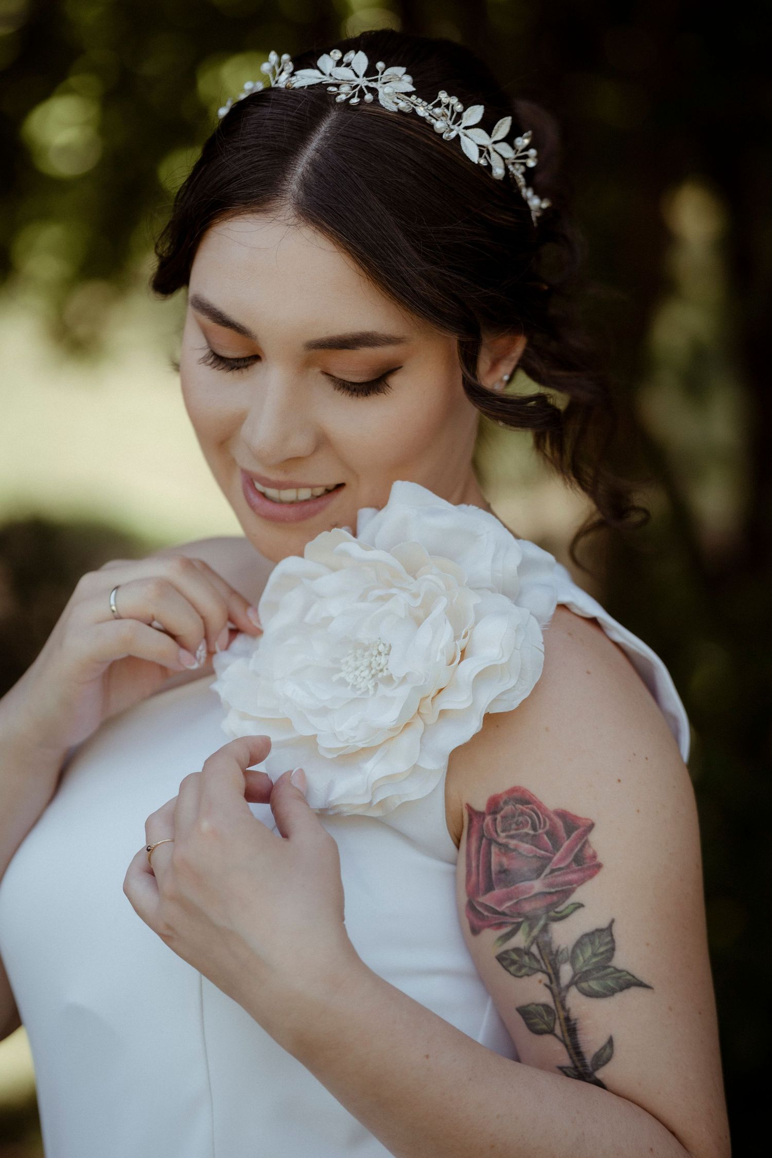 Retrato de novia con tatuaje y ramo – fotógrafo de bodas Madrid