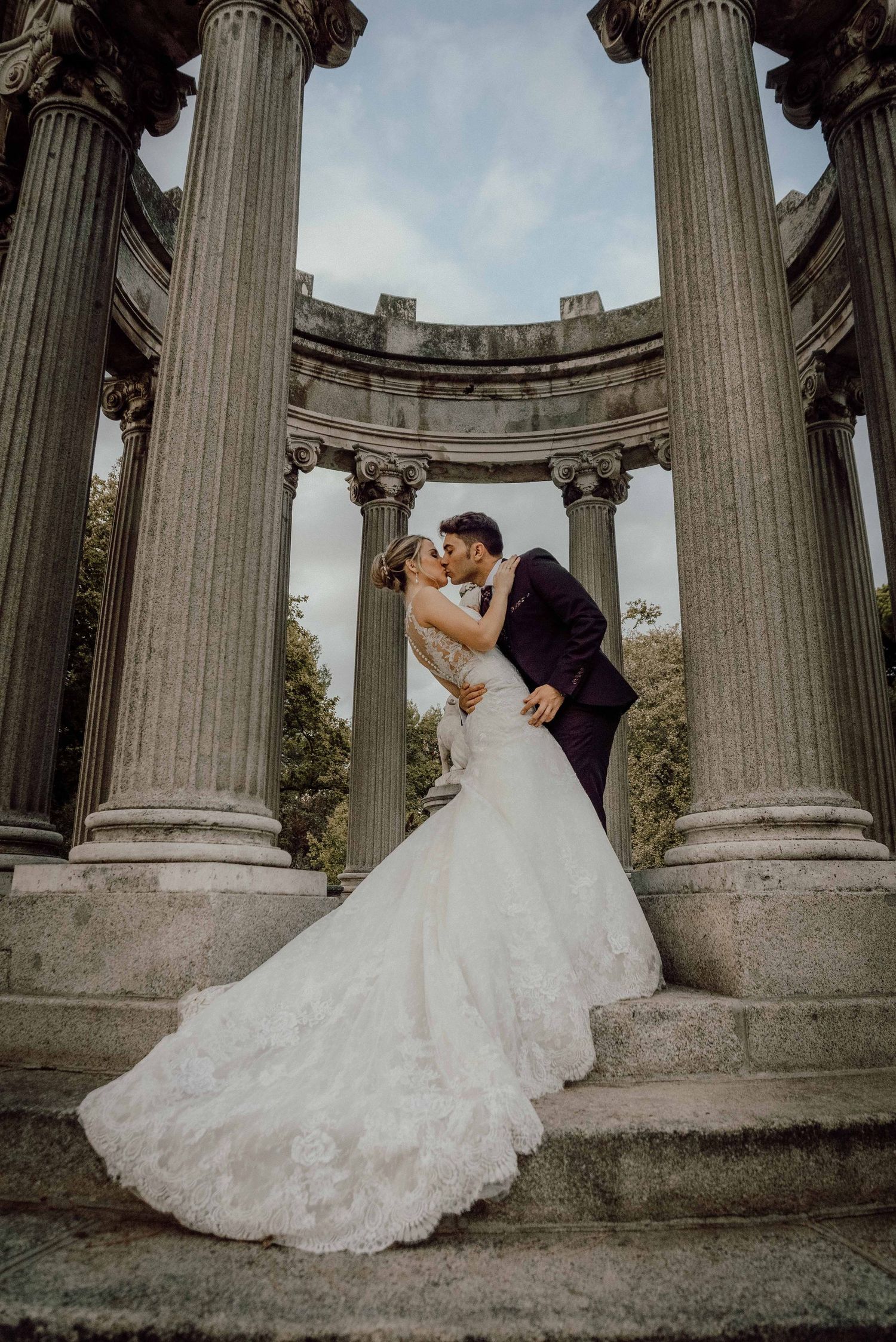 Sesión editorial de novia en monumento – fotografía de bodas Madrid