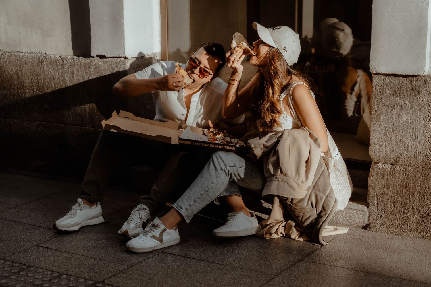 Pareja sentada en cafetería durante sesión preboda – fotógrafo de bodas Madrid