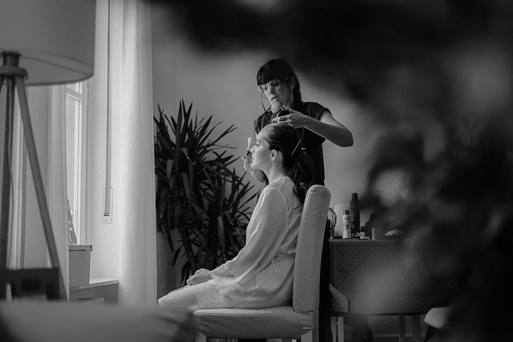 Novia preparándose en habitación – fotógrafo de bodas Madrid estilo documental