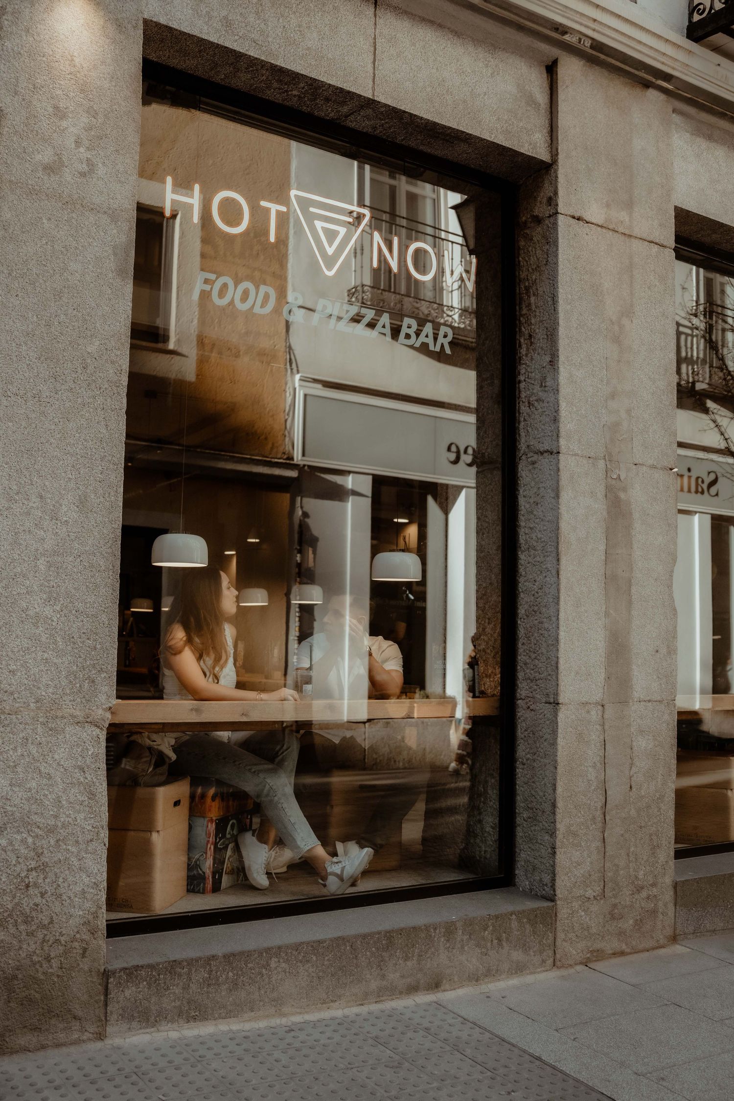Escaparate urbano durante sesión preboda – fotógrafo de bodas Madrid