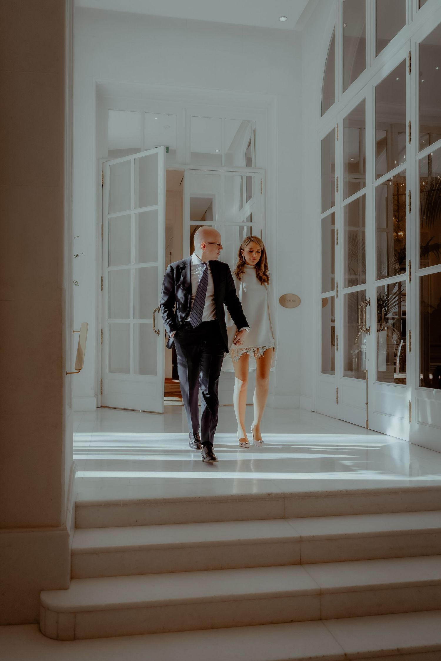 Novios caminando después de la ceremonia – fotografía de bodas Madrid