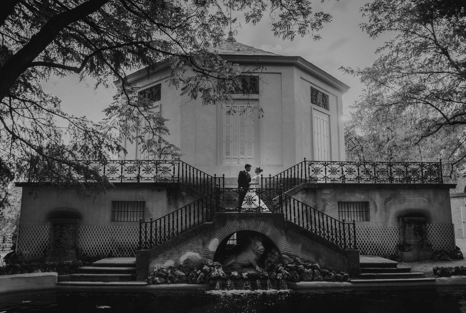 Arquitectura clásica durante boda – fotografía de bodas Madrid