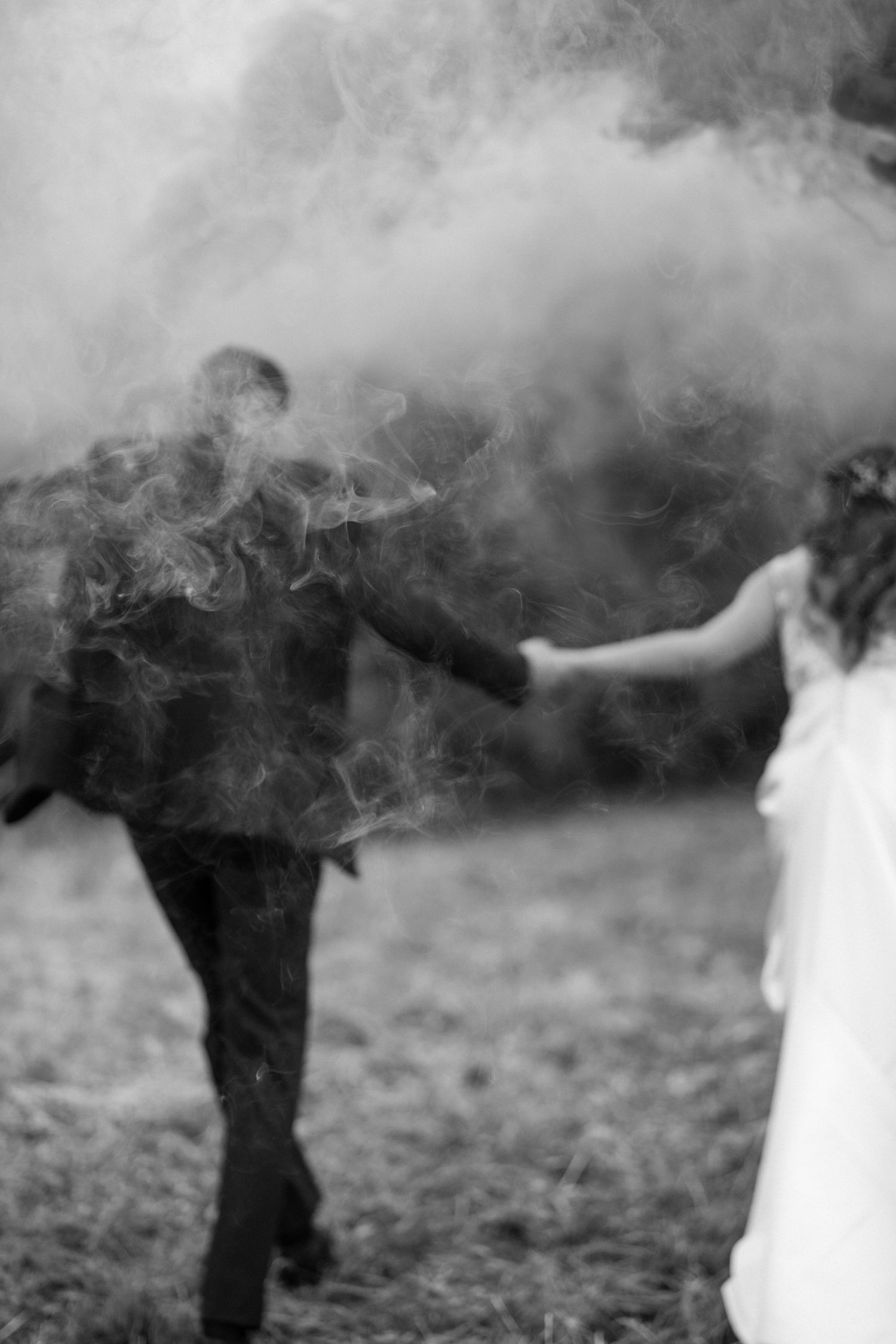 Sesión creativa de novios con humo de colores – fotografía de bodas Madrid