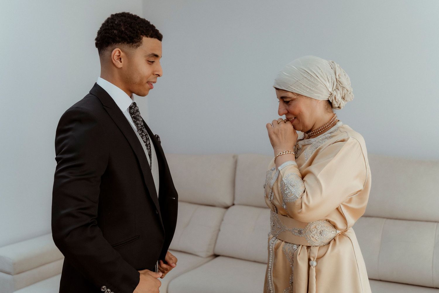 Encuentro de novio y su madre durante los preparativos – fotógrafo de bodas Madrid